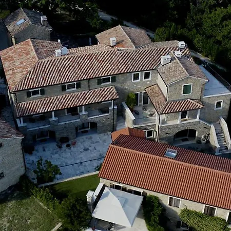 L'abbraccio Della Quercia - 3*